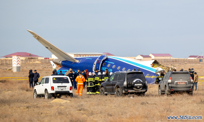 Các chuyên gia làm việc tại hiện trường vụ rơi máy bay Embraer 190 gằn thành phố Aktau hôm 25/12. Ảnh: AFP