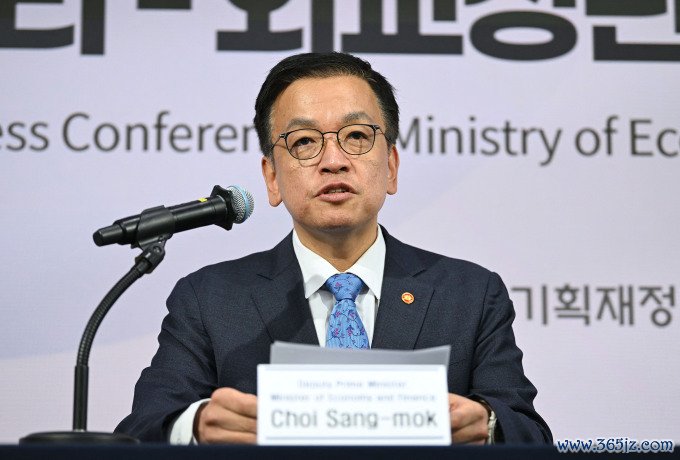 Ông Choi Sang-mok tại một cuộc họp báo ở Seoul ngày 18/12. Ảnh: AFP