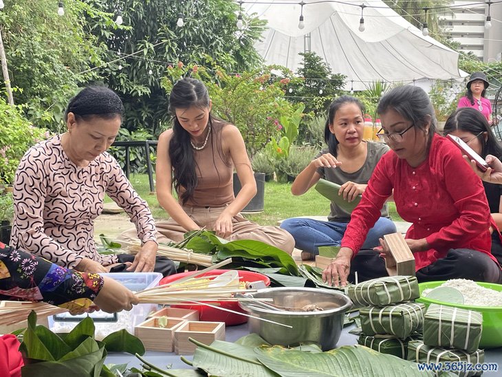 Bánh chưng， nồi thịt kho và tình yêu văn hóa Tết Việt - Ảnh 2.