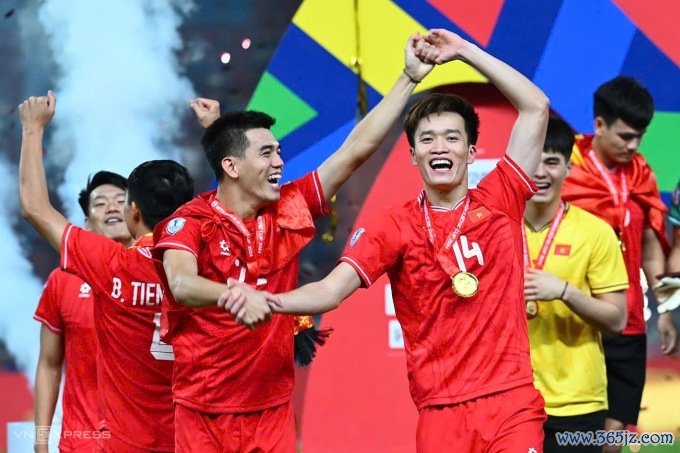 Nguyễn Hoàng Đức (phải) và Nguyễn Tiến Linh (trái) nhảy mừng vô địch ASEAN Cup 2024， sau khi thắng Thái Lan 3-2 ở lượt về chung kết tại sân Rajamangala hôm 5/1. Ảnh: Giang Huy