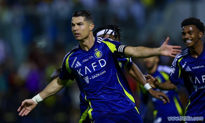 Ronaldo mừng bàn trong trận Al Nassr thắng Al Khaleej 3-1 ở vòng 16 Saudi Pro League tối 12/1/2025. Ảnh: ANFC