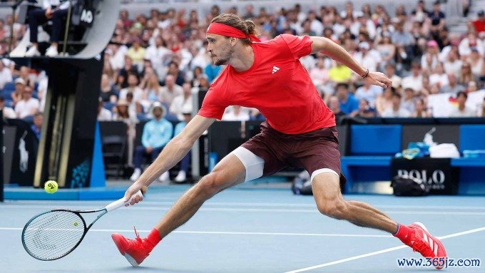 Zverev cứu bóng trong trận tứ kết Australia Mở rộng với Tommy Paul， trên sân Rod Laver， Melbourne hôm 21/1. Ảnh: ATP