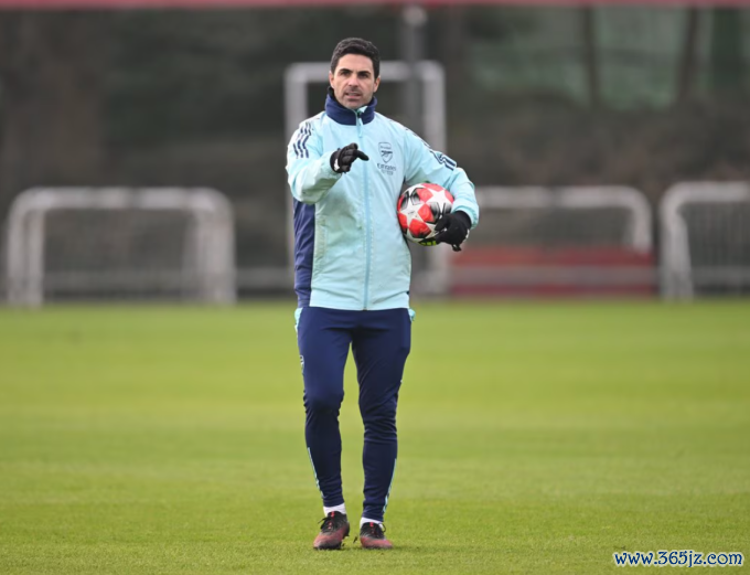 HLV Mikel Arteta trong buổi tập tại trung tâm huấn luyện Sobha Realty ngày 21/1. Ảnh: Arsenal FC